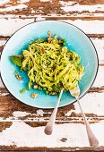 Courgette noodles with avocado pesto and peas