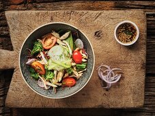Thailändischer Salat mit gebratenem Huhn, Tomaten und Brokkoli
