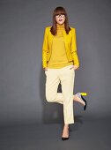 Junge Frau mit Kleidung Ton in Ton der Farbe Gelb