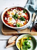 Shakshuka (pochierte Eier in Tomatensauce, Nordafrika)