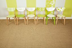 Schlichte Holzstühle frühlingshaft aufgepeppt mit Farbe und Mustern