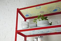 DIY-Küchenregal aus Metallschienen und tapezierten Spanplatten (Ausschnitt)