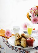 Würstchen-Croissants mit Ketchup