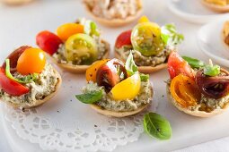 Cream cheese and pesto tartlets with tomato and basil