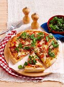 Pizza mit Hähnchenfleisch und Sataysauce