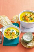 Süßkartoffel-Curry-Suppe mit Raitas