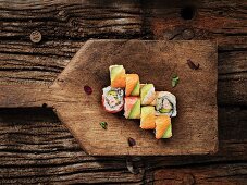 Maki-Sushi mit Lachs, Avocado und Krabben