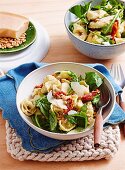 Tortellini mit Parmesan, Pinienkernen und Rukola