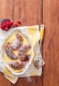 Croissant Pudding mit Apfel und Himbeeren