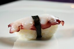 Ein Tako-Sushi: Nigiri-Sushi mit Oktopus