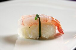 Ein Ebi-Sushi: Nigiri-Sushi mit Garnele