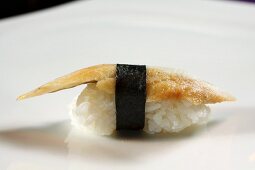 Ein Nigiri-Sushi mit Fisch