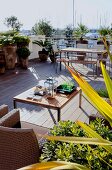Outdoormöbel auf mediterraner Terrasse mit Holzdielenboden