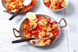 Fried prawns with peppers, garlic and pineapple
