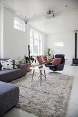 Wohnzimmer mit flauschigem Teppich und Designermöbeln