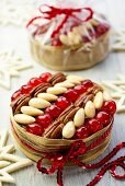 Weihnachtlicher Früchtekuchen mit Belegkirschen, Mandeln und Pecannüssen zum Verschenken