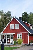 Falu-red Swedish house with terrace in summer garden