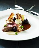 Beef fillet with mini beetroot, onions and bread chips