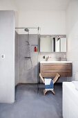 Minimalistisches Badezimmer in Grautönen