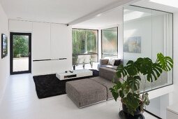 Wohnzimmer mit moderner Architektur und Glaswänden