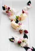 Weisses Schokoladenmousse mit Walderdbeeren und Zuckerblumen