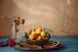 Verschiedene Winterfrüchte in Metallschale