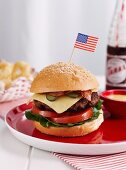 Beefburger mit Käse und USA-Flagge