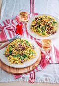 Fettucine mit Hähnchen, Bacon, Pesto, Spinat und Brotwürfeln