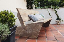 Used-Look: Selbstgebaute Bank und Holztisch auf der Terrasse