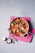 Pasta with tomatoes, basil and bacon