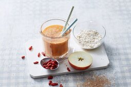 A goji berry and apple smoothie with oats