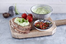 Wholemeal bread with kale cream and dried tomatoes
