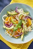 Orangensalat mit Fenchel, roten Zwiebeln und Avocado