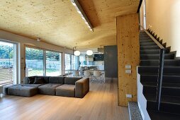 Treppenaufgang in offenem, minimalistischem Designer-Wohnbereich mit Holzdecke