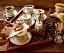 Verschiedene Kaffeevariationen, Kaffeebohnen und Kakaopulver