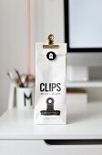 Tüte mit Clips fürs Büro