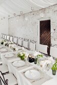 Hochzeitstafel in Weiß in ländlich-rustikalem Stil