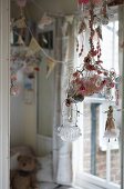 Windlichter an Drahtgestell aufgehängt mit Glasschmuck und Figuren dekoriert