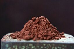 Kakaopulver auf antiker Kakaodose