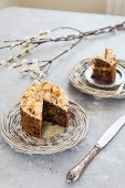 Simnel Cake (Osterkuchen, England) auf Korbteller mit Palmkätzchen