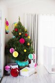 Bunt geschmückter Weihnachtsbaum mit Papierkugeln