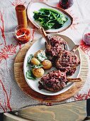 Ribeye Steaks mit Knochen mit Wattleseed-Zwiebeln zu Ostern