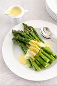 Grüner Spargel mit Orangensauce