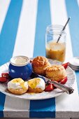 Scones mit Clotted Cream und Passionsfruchtcurd (England)