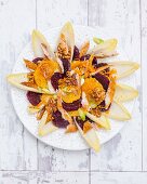 Salat mit Chicorée, Orangen, Rote Bete, Räuchermakrele und Walnüssen