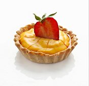 Ginger cream tartlet with a strawberry
