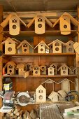 Vogelhäuser und Gehäuse für Kuckucksuhren in einer traditionellen Werkstatt
