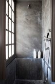 Eingebauter Duschbereich mit Sprossenfenster