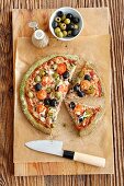 Grüne Pizza mit Thunfisch, Oliven, Jalapenos und Tomaten