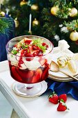 Trifle mit Himbeeren-Nektarinen-Gelee, Macarons, Schlagsahne und Erdbeeren